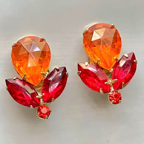 Vintage Rhinestone Earrings Orange Red Glass Clip Floral Gold Tone Chunky 1 1/4" - Picture 1 of 9